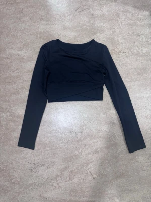 Svart träningstopp  - En svart träningstopp i stl S som är i väldigt bra skick säljs för 75 kr. 