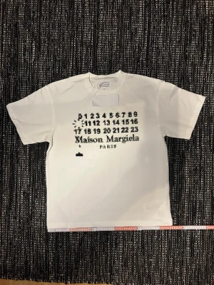 MM blurry t- shirt  - Nu säljer jag min maison margiela vit T-shirt. Den är i nytt skick inga skador eller fläckar på den! 🌟 bredd: 56cm längd: 68 cm 