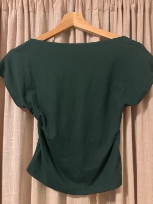 Mörkgrön topp med öppen rygg shein - Snygg mörkgrön topp med öppen rygg. Modellen är croppad och har korta ärmar.