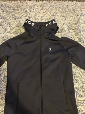 Svart hoodie från Peak performance - Hoodie från peak performance nypris: 1500kr