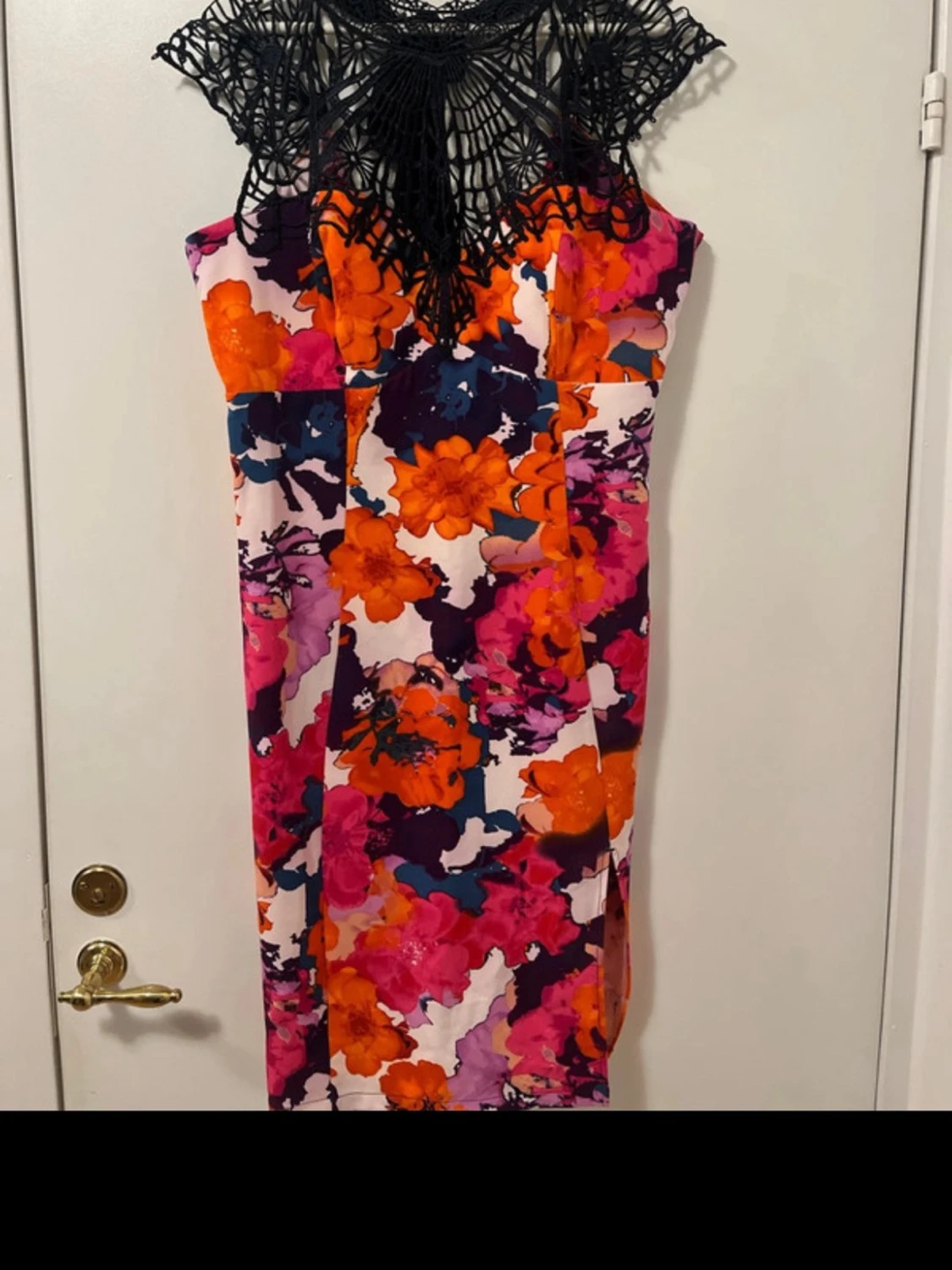 Blommig klänning med spetsdetalj - 1