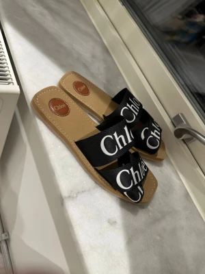 Brun/ beige tofflor  - Perfekt för sommaren, väldigt snygga och bekväma. Storlek 40.