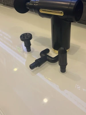 Massagepistol med flera munstycken - Säljer en svart massagepistol med gulddetaljer. Medföljer fyra olika massagehuvuden för varierad användning samt laddkabel och manual. Perfekt för återhämtning efter träning eller för att mjuka upp stela muskler.