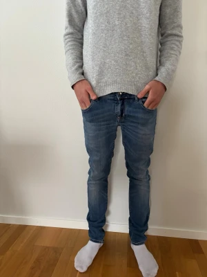 Jacob Cohen Jeans  - Jacob cohen jeans i en snygg blå färg. Skick 9/10. Storlek 30. Modellen på bilden är 183cm och väger 72 kg. Hör av er vid fler funderingar // TCM_Closet 🙌