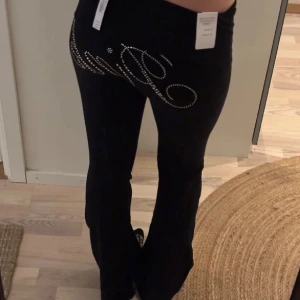 pink yoga pants 🖤 - nya utan tag! (de på bilderna är i M men sitter väldigt likt, har andra annonser med yoga pants i S på mig). jag är 176 och midjemåttet är 37 & innerbenslängden 82cm. ok att köpa direkt 🤍