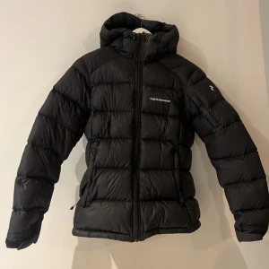 Peak performance  - Sparsamt använd Nyskick  Nypris 3999kr  Köp direkt för 1700kr 