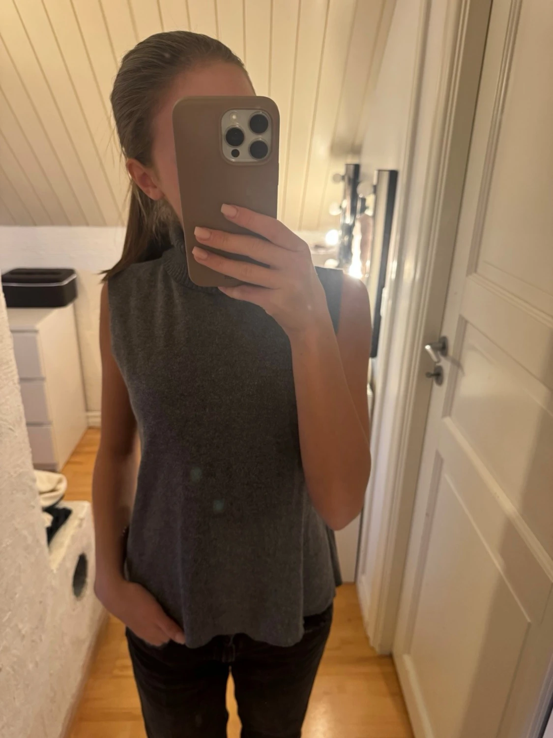 Ärmlös grå stickad topp