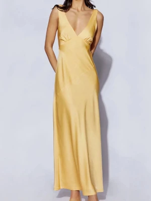 Lång gul klänning med v-ringning - Säljer balklänning från MESHKI i satin och färgen gul. Klänningen finns ej kvar längre på hemsidan och heter ”Nadia Maxi Satin Dress With Back Cowl” ⭐️ Öppen rygg och V ringad, storlek XS! Helt ny, aldrig använd med lappen kvar!