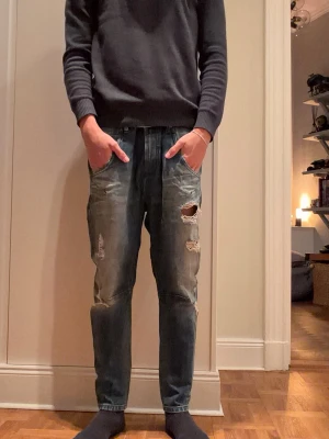 Blå slitna jeans med hål - Säljer dessa, slitningarna kan definitivt fixas om man gillar de, men inget jag gör 