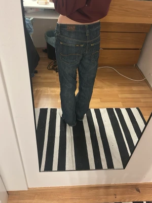 Blå raka jeans  - Säljer ett par klassiska blå jeans med raka ben och normal midja. Jeansen har tydliga kontrastsömmar och två bakfickor med dekorativa sömmar. Storleken är W27 L31💓