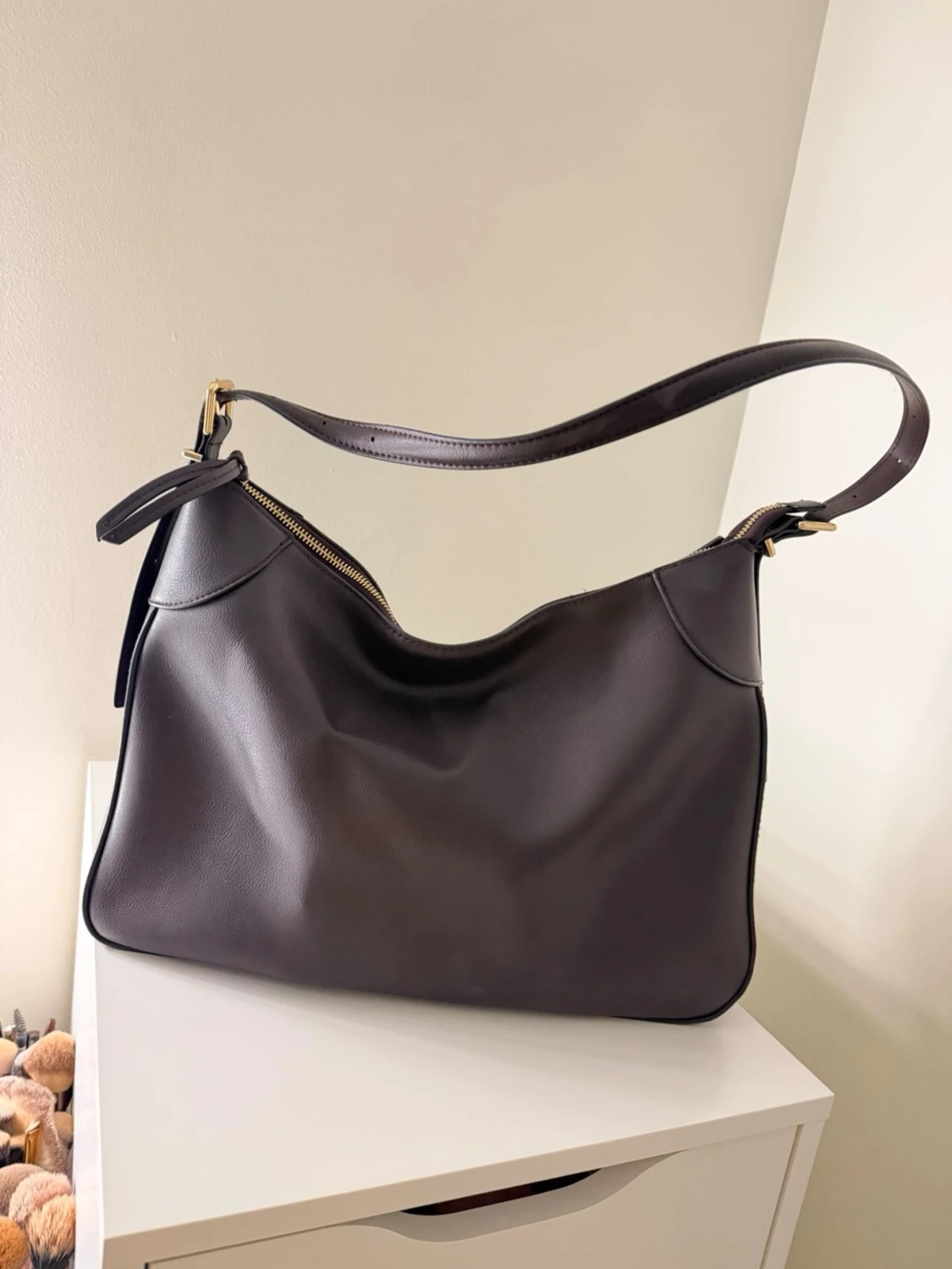 Mörkbrun axelväska i läderlook