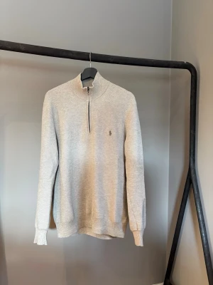 Polo Ralph Lauren half zip - Stilren half zip från Ralph Lauren. Den är köpt på Careofcarl för 2599 kr. Den har inte använts jätte mycket och håller därför mycket bra skick. Hör av er vid funderingar:)