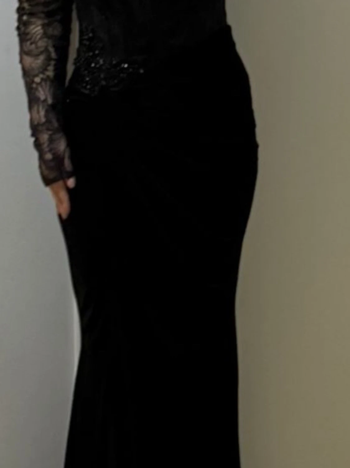 Svart långklänning med spetsärmar - 2