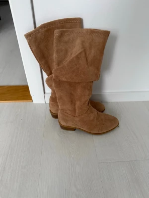 Bruna boots i mocka - Bruna långa boots i mocka samt storlek 36. Vet ej märke.