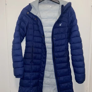 Dunjacka  - Finns dunjacka i färgen blått då allt måste rensas. Har använts par gånger men inget man lägger märke till.