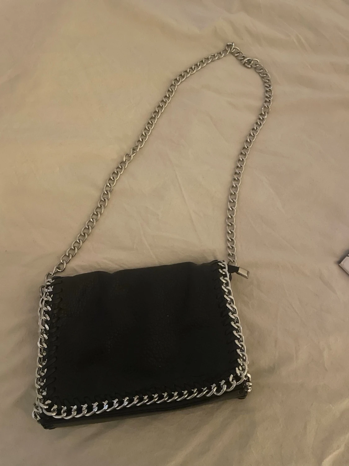 Svart axelväska med kedjerem - 4