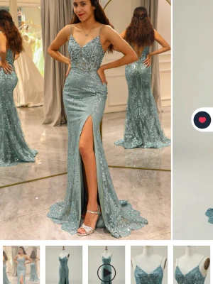 Lång glittrig turkos klänning med slits - Elegant långklänning i blågrönt med smala axelband, djup v-ringning och knyter där bak. Klänningen har glittriga broderier och figurnära passform med utsvängd nederdel. Perfekt för bal eller fest.