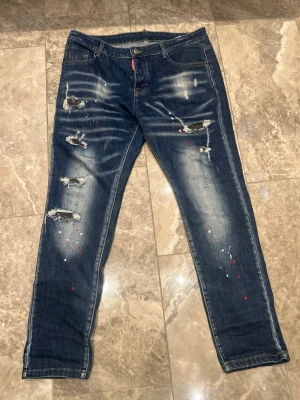 Dsquared2 36x34 - Säljer ett par blå jeans från Dsquared2 då de inte var min still. Kan skicka fler bilder i pm😀