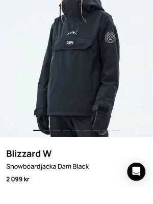 Svart vindjacka från Dope Blizzard - Snygg svart vindjacka från Dope Blizzard med stor magficka och dragkedja i sidan. Jackan har huva med dragsko, patch på ärmen och tryckt logga på bröstet. Perfekt för dig som ska ut o åka skidor osv!! Som ny