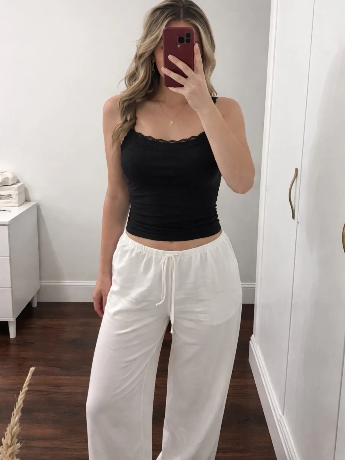 Svart kort linne med spetsdetalj, strlk S