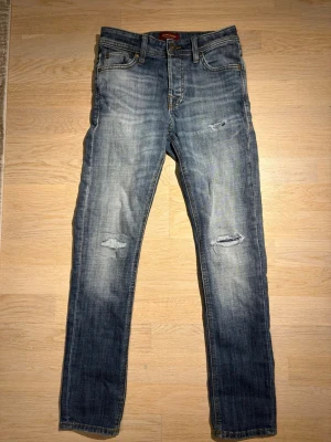 Jack and Jones Glenn - Säljer dess snygga Jack and Jones jeans. Jag säljer de för att de tyvärr blivit små. De är i storlek W28 L30. Ganska bra skick eftersom jag bara hann använda de i två månader. Kontakta vid frågor, priset kan förhandlas lite vid snabbt köp.
