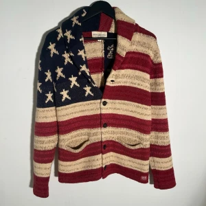 Denim & Supply Ralph Lauren cardigan - Vid köp av fler produkter erbjuds bättre pris. Skriv vid ytterligare frågor eller funderingar🤝 Storlek: M (passar S/M). Mått: Längd 66 cm. Bredd 51 cm.