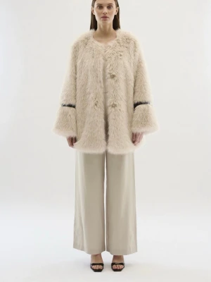 Snyggaste vårjackan i fuskpäls och snygga detaljer! Dyr i inköp och slutsåld! - Jacka Pearly från Karen By Simonsen. En stilsäker oversized fuskpälsjacka med fina kontrasterande svarta detaljer på ärmarna. Den perfekta jackan att hålla sig varm i både till fest och vardags. Så snygg!!  MATERIAL OCH SKÖTSEL 100% polyester  Storlek 36  Helt ny och oanvänd! Nypris: 2599  Inköpt Höst/vinter 2025  Mer info  https://louloustyle.se/products/karen-by-simonsen-jacka-pearly-fur-coat-silver-cloud?variant=54947177038149&country=SE&currency=SEK&utm_medium=product_sync&utm_source=google&