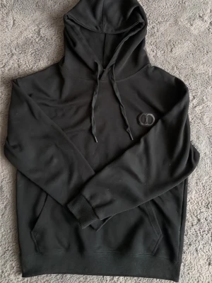 Dio*r Hoodie - En fin knappt använe Dio*r hoodie i färgen svart. Cd märke på bröstet.