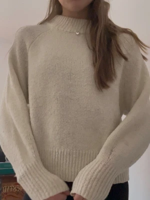 Vit stickad tröja - Super fin stickad tröja från vero Moda! Säljer då den inte kommer till användning💓är i M men sitter som en S