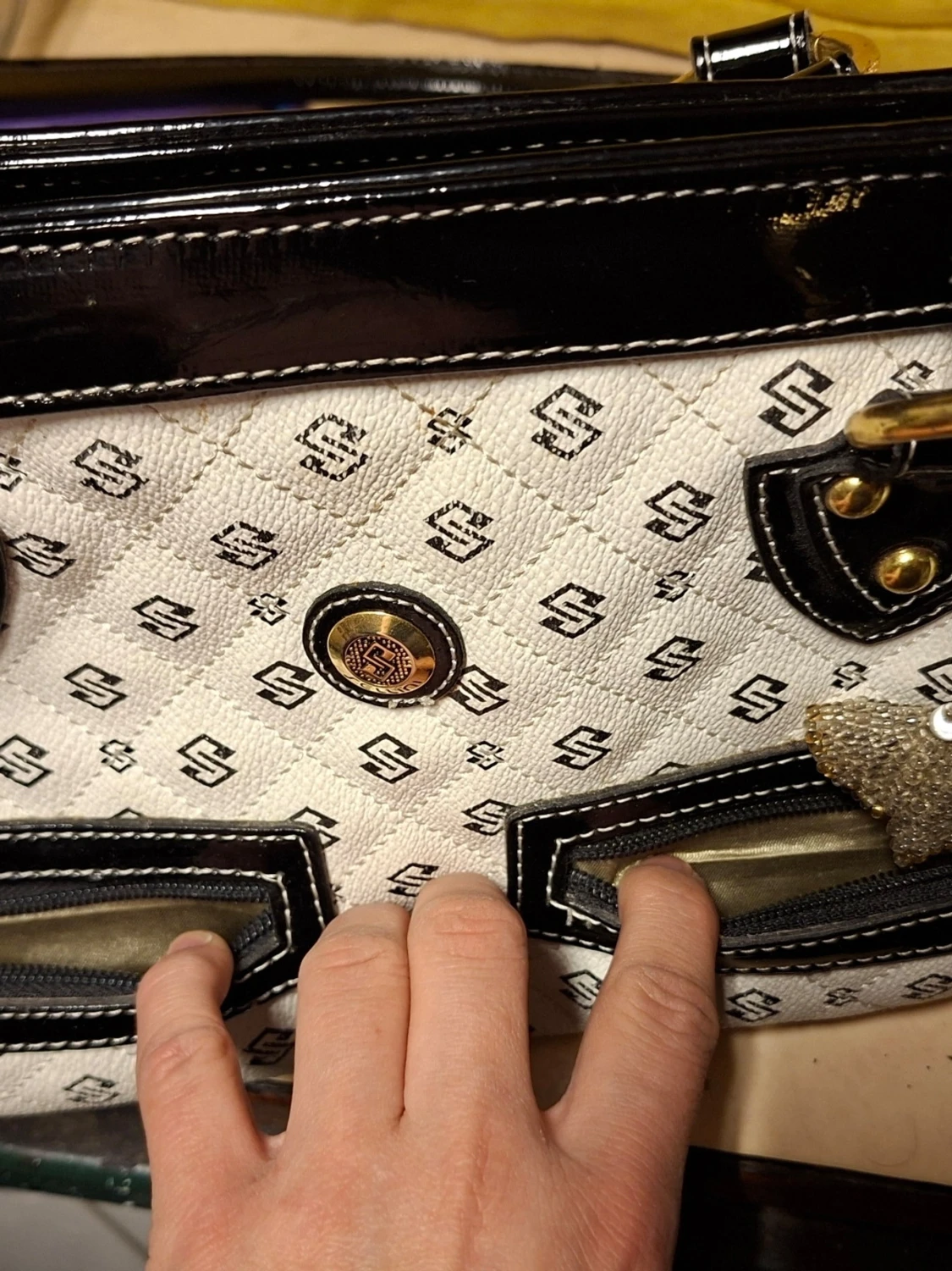 Vit handväska med svart mönster - 3