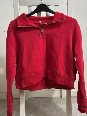 Röd croppad tröja med dragkedja  - En fin tröja som är lite croppad, dragkedja upptill. 