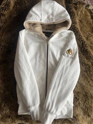 Moose Knuckles Bunny  - Skönaste jackan jag någonsin har haft, vill sälja den nu pga behöver pengar, den har inga fel eller skavanker, saknar snöret till luvan men går att köpa aftermarket för ett billigt pris, Jackan är köpt på Johnells här i Norrköping så den är äkta och storleken på jackan är M 