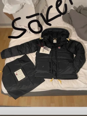 Svart dunjacka från Fjällräven - söker expedition down lite/cropped (Fjällräven dam) i xs/xss. Hör gärna av er!!