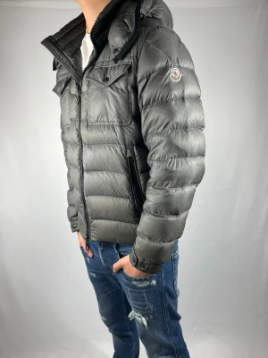 Moncler Edward  - Moncler Edward dunjacka | storlek 3, motsvarar M/L | skick 7/10 | modellen är 186 cm | några små  defekter skriv vid fundering 
