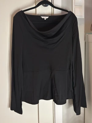 Svart långärmad topp med draperad hals - Snygg svart långärmad topp från Bubbleroom med draperad, vid halsringning. Tillverkad i mjukt och stretchigt material som ger en skön passform. Perfekt att styla med både jeans och kostymbyxor. Hör av dig vid frågor!🥰✨Nypris 349 kr🥰