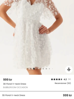 Student klänning  - Säljer denna fina klänning från bubbleroom i st 42, bra i storlek💞Finns både prislapp och påsekvar från den