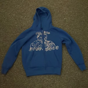 Blå Gurkis rhinestone hoodie. - Blå Gurkis rhinestone hoodie. I storlek XS. Väldigt skön. Med glittriga detaljer. Sällsynt, säljs inte längre. Använd få gånger, väldigt bra kvalitet.