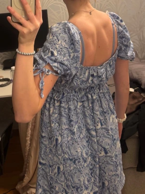 Populär Gina - klänning - Jättepopulär klänning från Gina, som tyvärr inte riktigt passar mig längre nästan aldrig använd. Super fin och perfekt till sommaren eller utlandsresorna. Pris diskuterbart💕