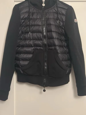 Moncler cardigan  - Säljer nu min moncler cardigan, den är grymt snygg och självklart äkta. Den är i grymt skick och inga defekter överhuvudtaget. Ett grymt kap