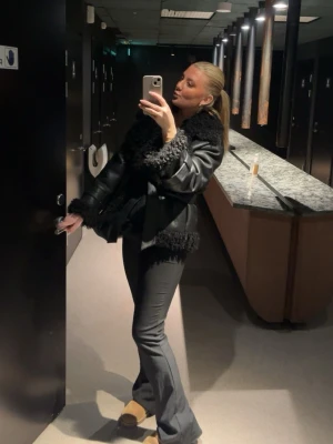 Trendig BikBok jacka - Säljer den populära bikbokjackan i strl L, använd fåtal gånger så i nytt skick 🫶🏼