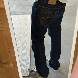 Mörkblå jeans från Nudie Jeans Straight Alf  - Nudie Jeans i modellen Straight Alf. W32 L34