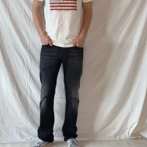 Svarta Jeans från 7 For All Mankind - Snygg passform. Storlek 32. Bra skick. 