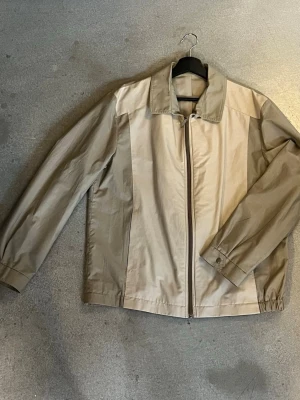Overshirt/tunn jacka  - Köpt på humana förra våren men aldrig kommit till användning. Riktigt fet med olika nyanser av brun/beige.  Inget märke inuti vad jag kan hitta. S/M i storlek. Köp sker via ”köp nu” funktionen :) 