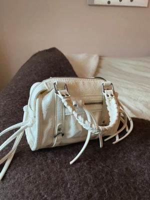 Vit handväska - Snygg vit handväska från berskha 💕använd en gång!