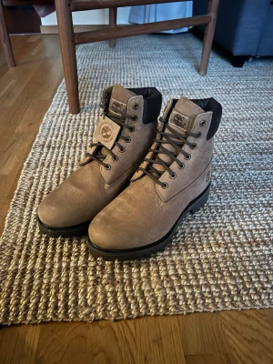 Timberland kängor - Timberland premium kängor beige/brun i tåligt nubuck material. Impregnera helst innan användning för mer vattentäthet!
