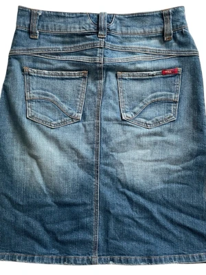 Jeanskjol från Only Jeans  - Blå jeanskjol med slits på båda sidor, silver- och bronspaljetter 💙Midjemått: 72 cm. Längd: 54 cm. Jag brukar ha strl S i kjolar/byxor för referens! 