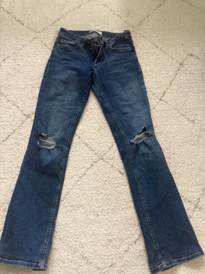 Jeans från Zara - Jeans från Zara, köpte från Vinted men kommer aldrig till användning, pris kan diskuteras💞
