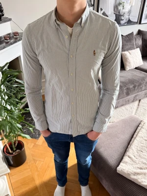 Ralph Lauren skjorta oxford Randig - Riktigt snygg Ralph Lauren skjorta slim fit S, grabben på bilden är 185 72kg. Oxford slim fit S, Passar riktigt bra nu när de börjar bli lite varmare. Hör gärna av er vid funderingarvh Ae💯Skjortan är i sjukt bra skick