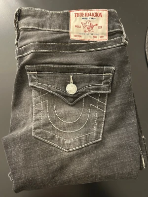 Joey flare jeans från true religion - Fick dessa i födelsedags present men de kommer ej till användning. Har använts en gång och är helt nya, de har inga defekter, fläckar eller skador! 💕