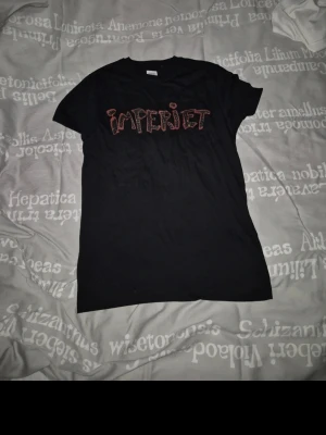 Imperiet Bandtröja! Prisförslag välkomna! - Säljer min fantastiskt coola Imperiet bandtröja! Köpt på Bengans för ett par få veckor sedan. Aldrig använd, endast legat i en Myrorna påse nästan hela tiden. Dammig och skrynklig men annars nyskick! Tror de är storlek S. Skriv för frågor! Katt finns I hemmet!